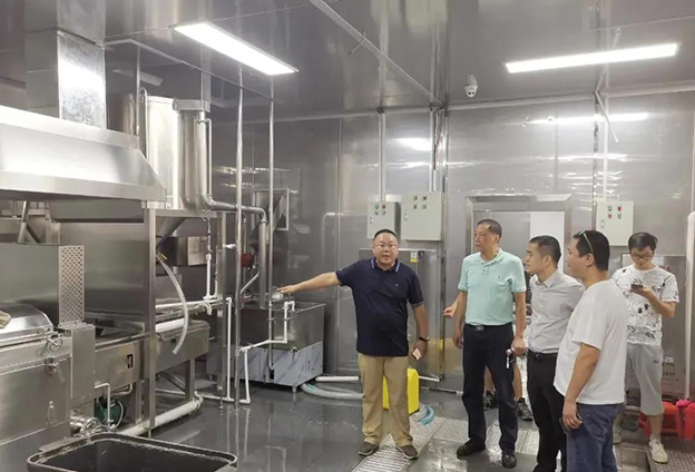 刘会长一行参观飞龙餐饮中央厨房