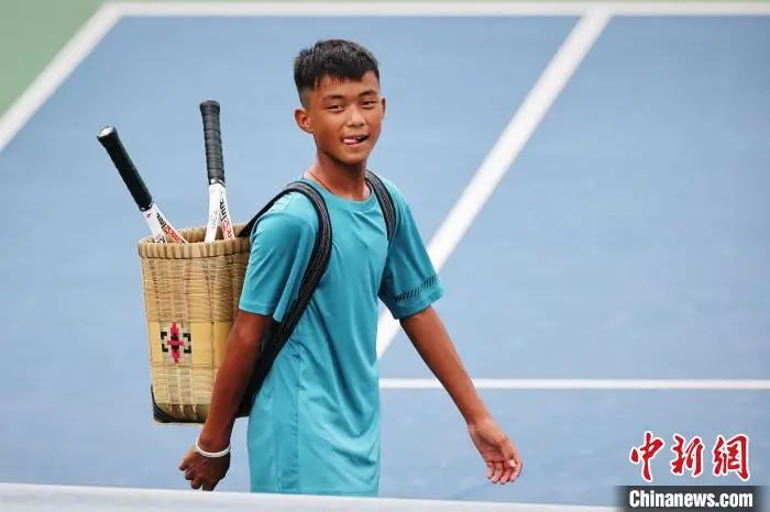 东西问｜费德勒退役震撼全球网坛，背篓少年坚