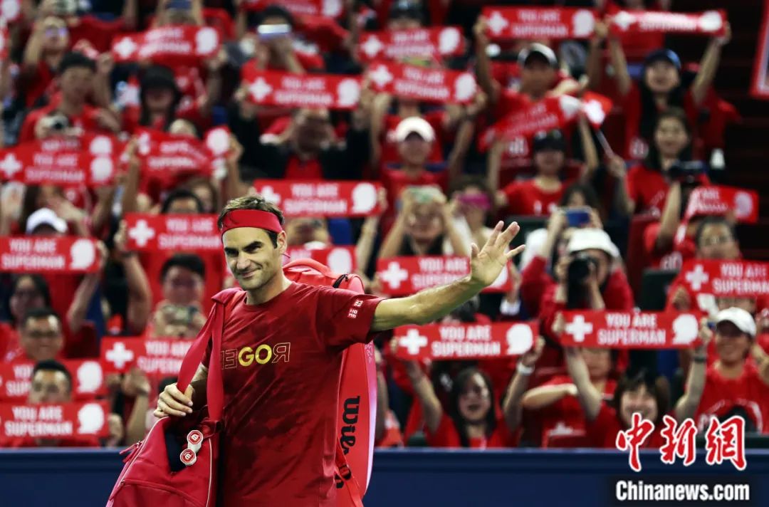 东西问｜费德勒退役震撼全球网坛，背篓少年坚