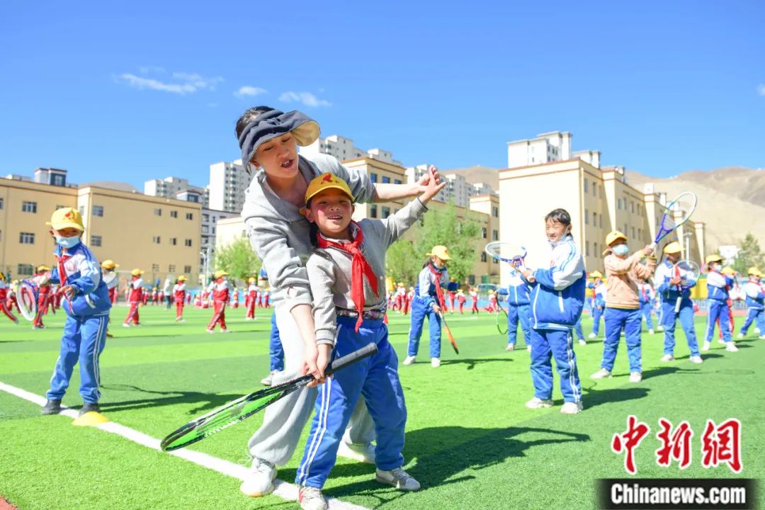 东西问｜费德勒退役震撼全球网坛，背篓少年坚