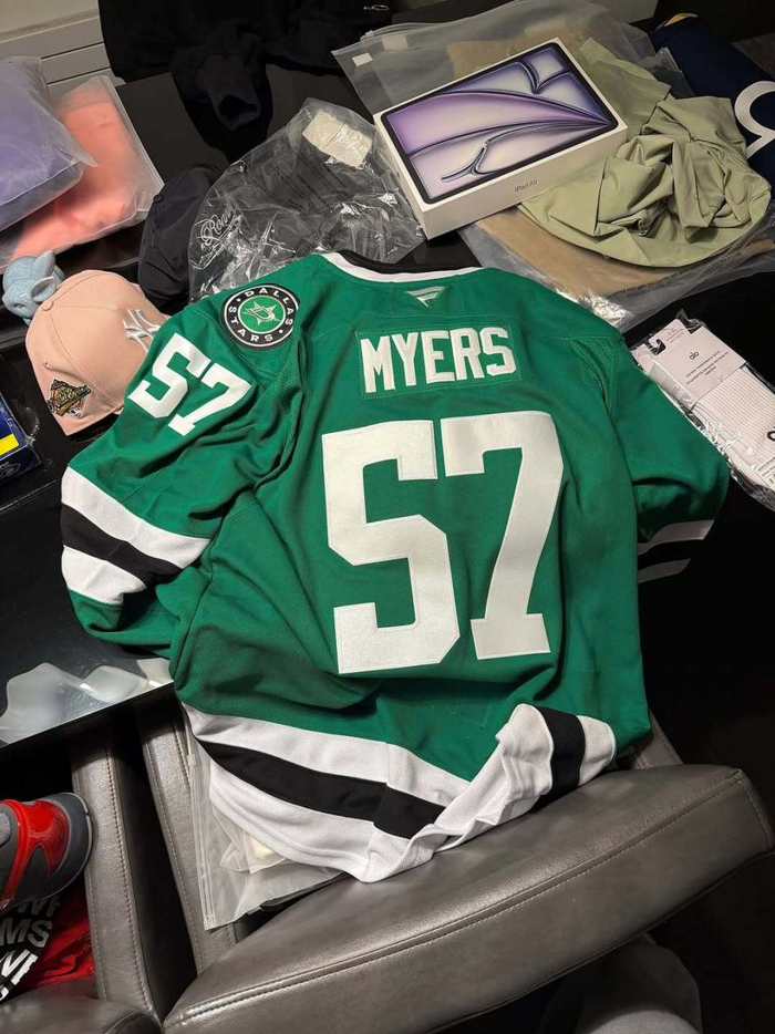 昆廷-格兰姆斯晒照展示赛场风采 数据亮眼引关注