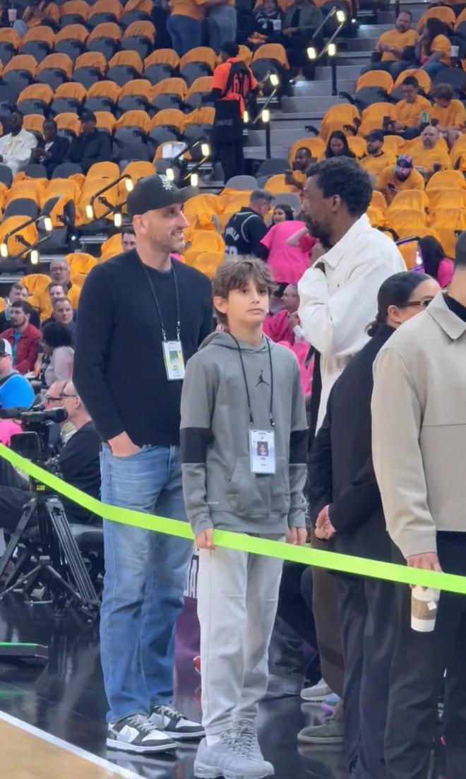 文班亚马父亲费利克斯现身马刺主场与吉诺比利