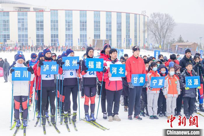 陕甘宁越野滑雪挑战赛宁夏泾源开赛 近160名运动