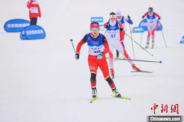 陕甘宁越野滑雪挑战赛宁夏泾源开赛 近160名运动