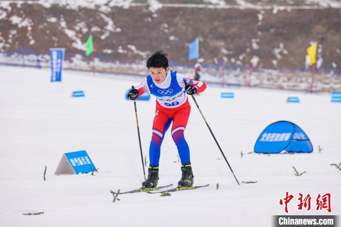 陕甘宁越野滑雪挑战赛宁夏泾源开赛 近160名运动