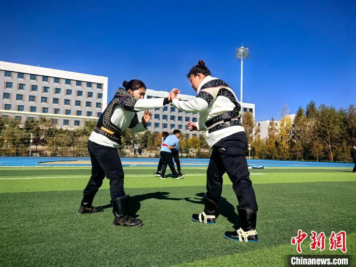 青海代表团出征全国少数民族传统体育运动会 马